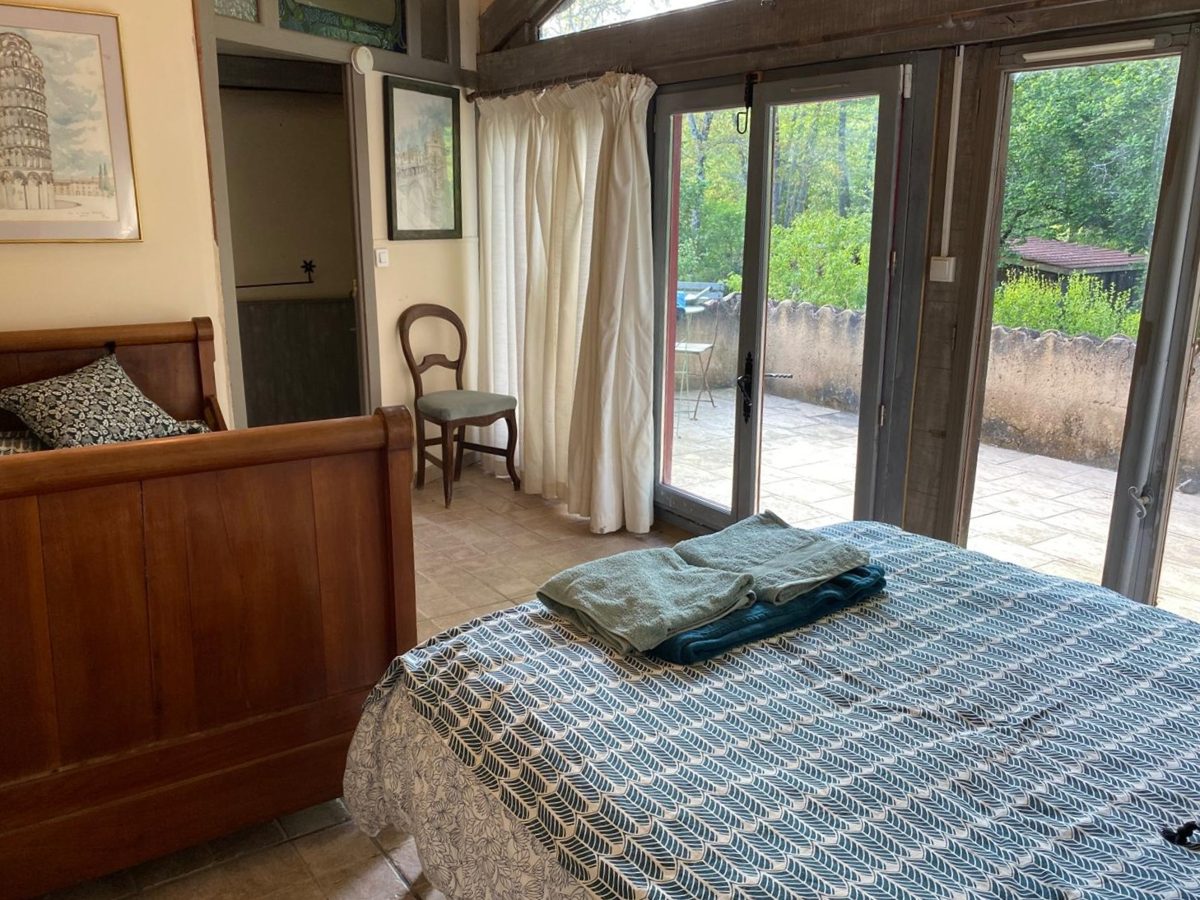 Chambre avec baie vitrée, Moulin de Canole